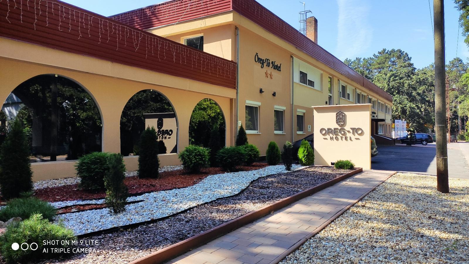 Oereg-To Hotel Es Rendezvenyter Тата Экстерьер фото
