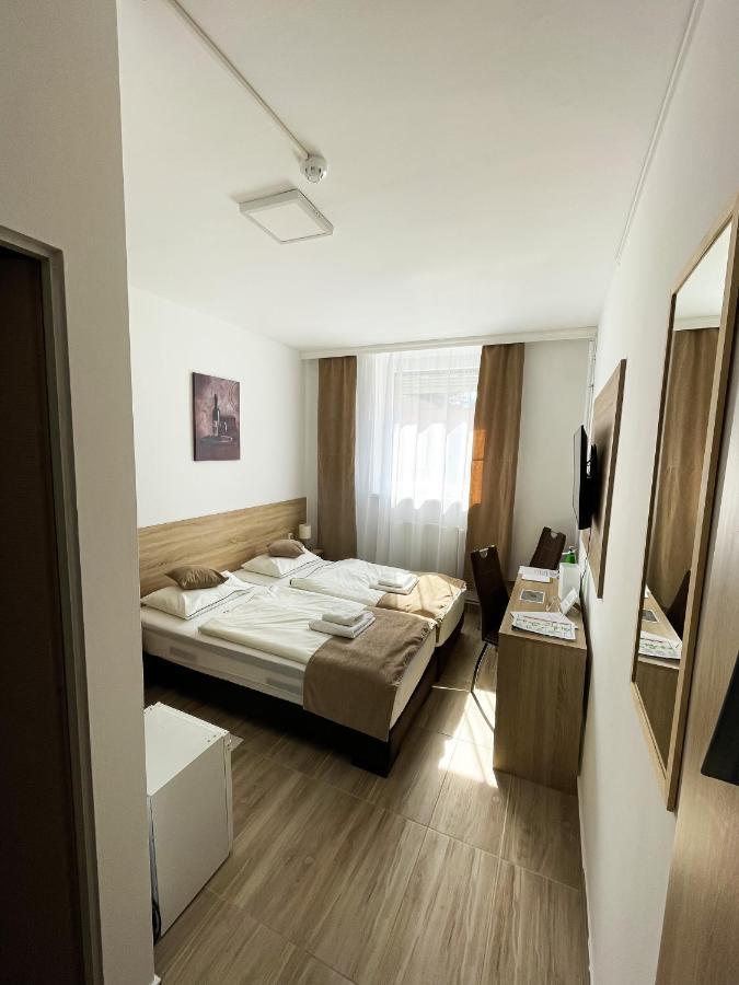 Oereg-To Hotel Es Rendezvenyter Тата Экстерьер фото