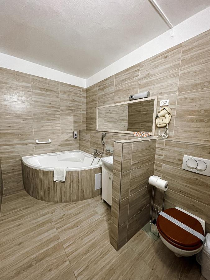 Oereg-To Hotel Es Rendezvenyter Тата Экстерьер фото
