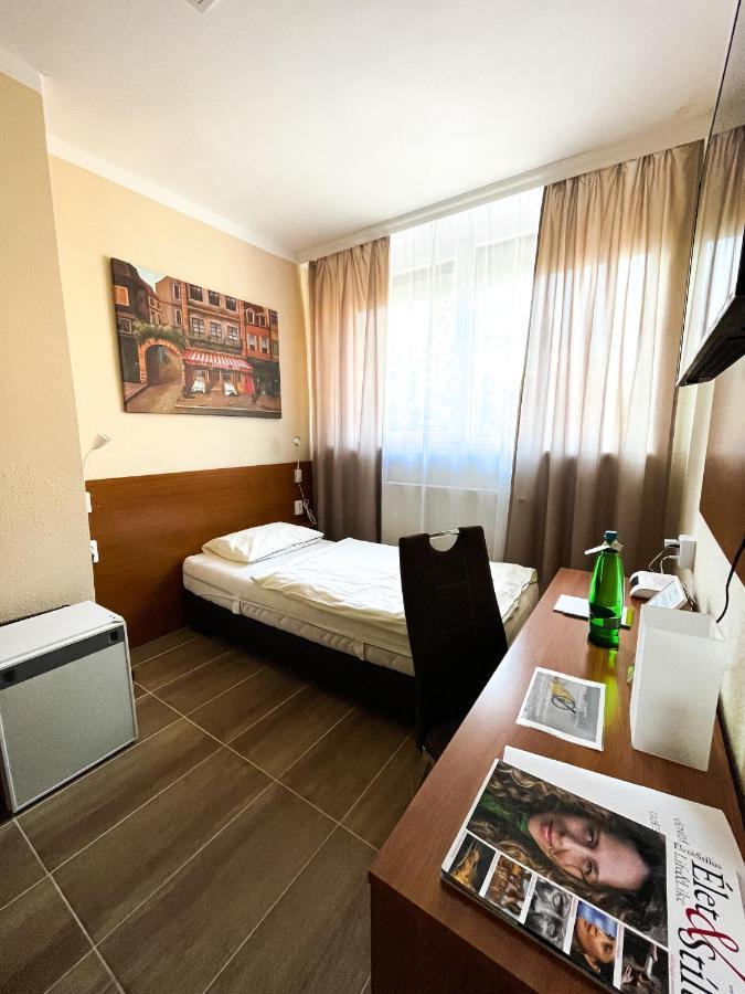 Oereg-To Hotel Es Rendezvenyter Тата Экстерьер фото