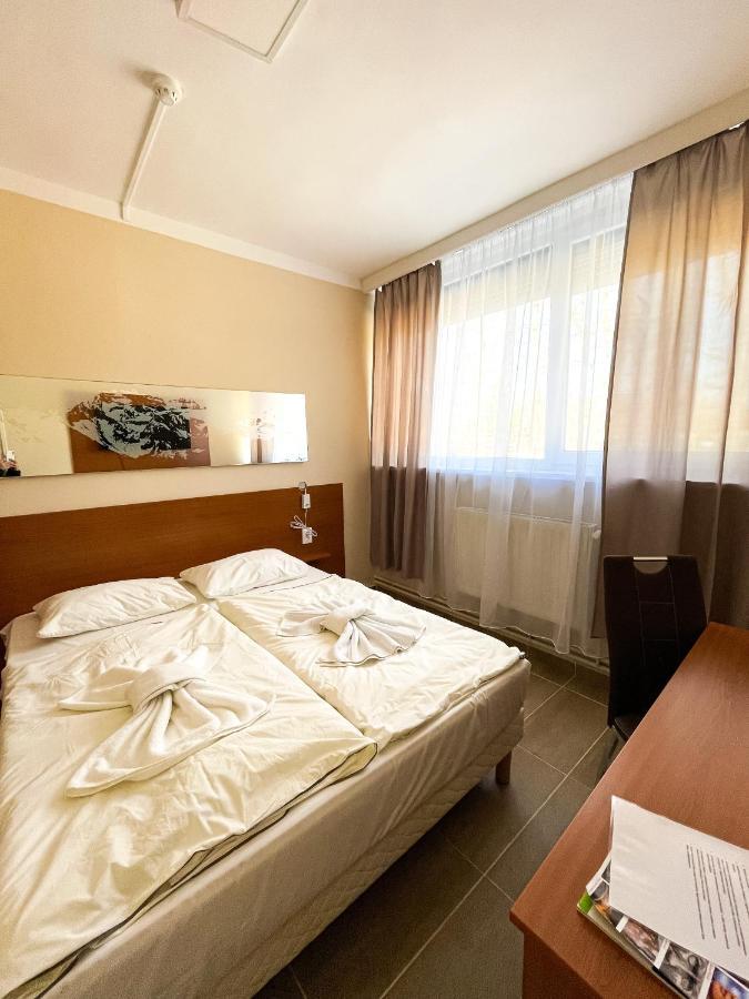 Oereg-To Hotel Es Rendezvenyter Тата Экстерьер фото