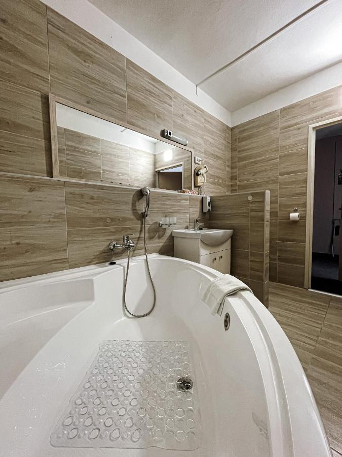 Oereg-To Hotel Es Rendezvenyter Тата Экстерьер фото