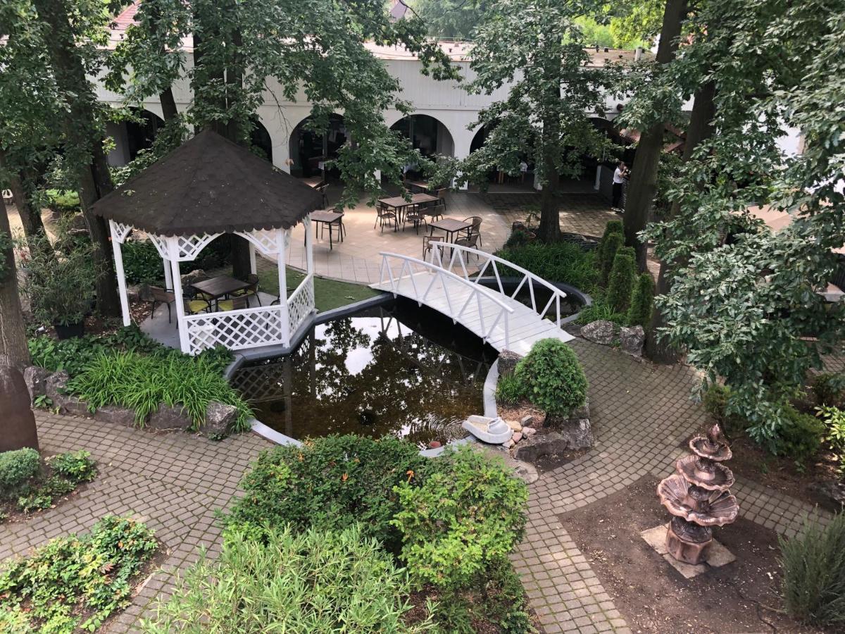 Oereg-To Hotel Es Rendezvenyter Тата Экстерьер фото