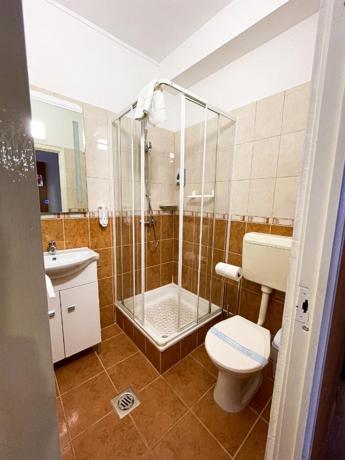 Oereg-To Hotel Es Rendezvenyter Тата Экстерьер фото