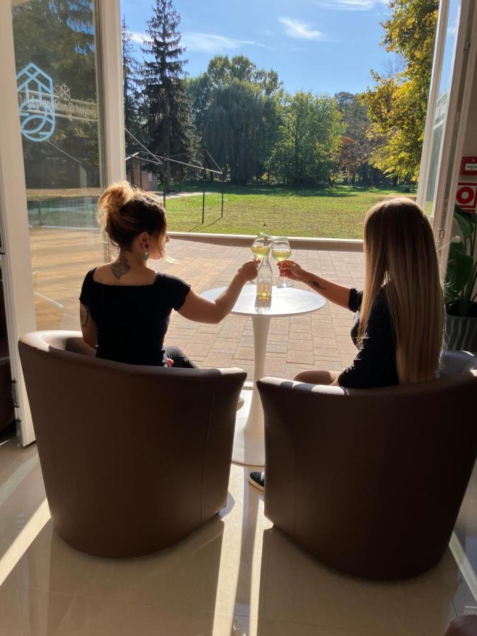 Oereg-To Hotel Es Rendezvenyter Тата Экстерьер фото