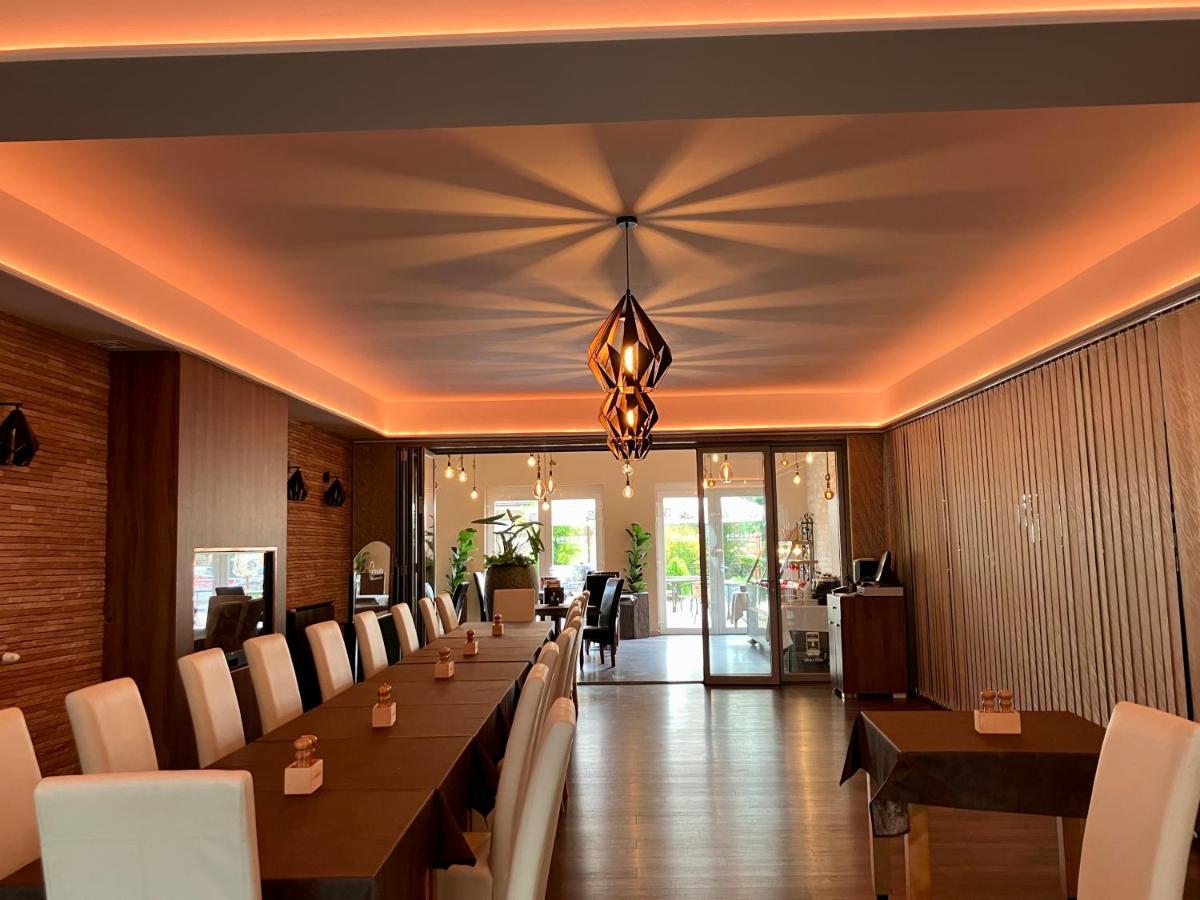 Oereg-To Hotel Es Rendezvenyter Тата Экстерьер фото