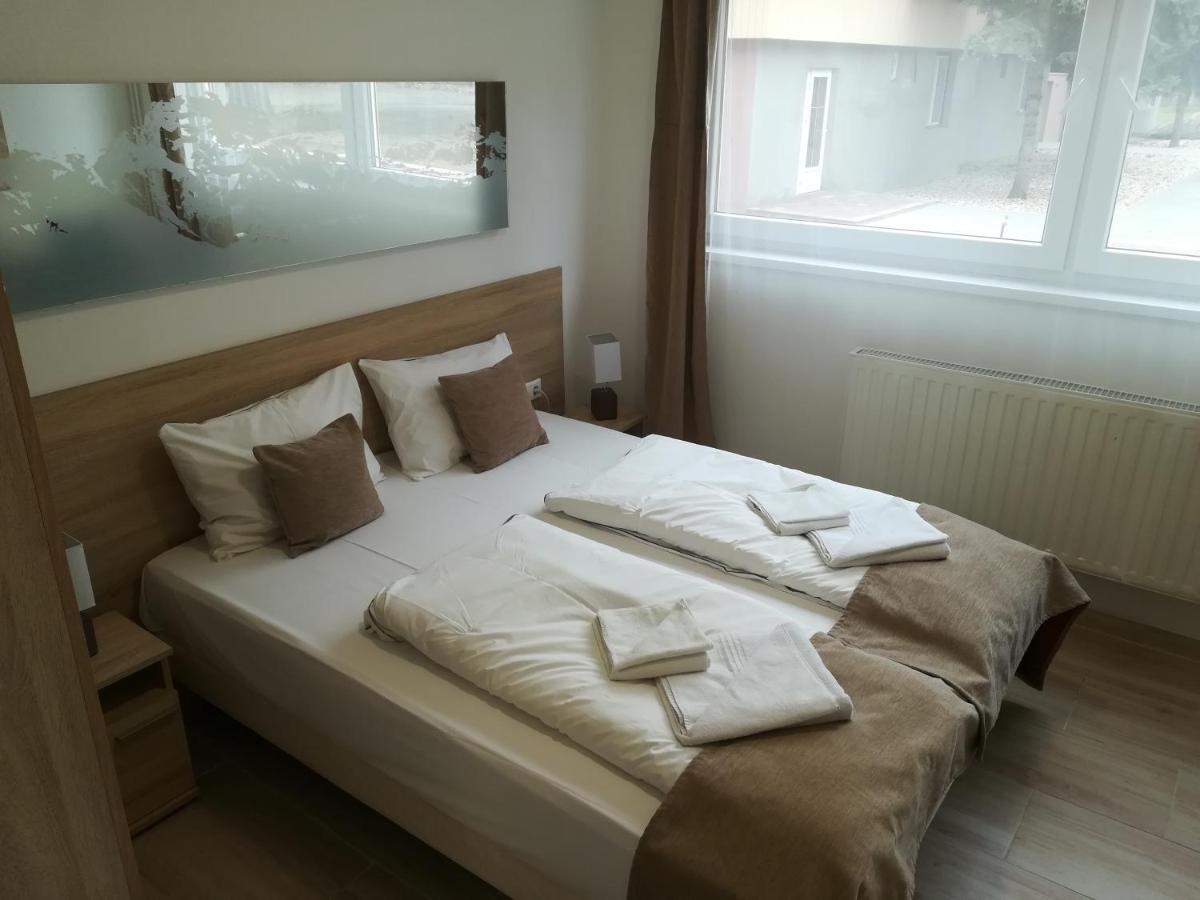Oereg-To Hotel Es Rendezvenyter Тата Экстерьер фото