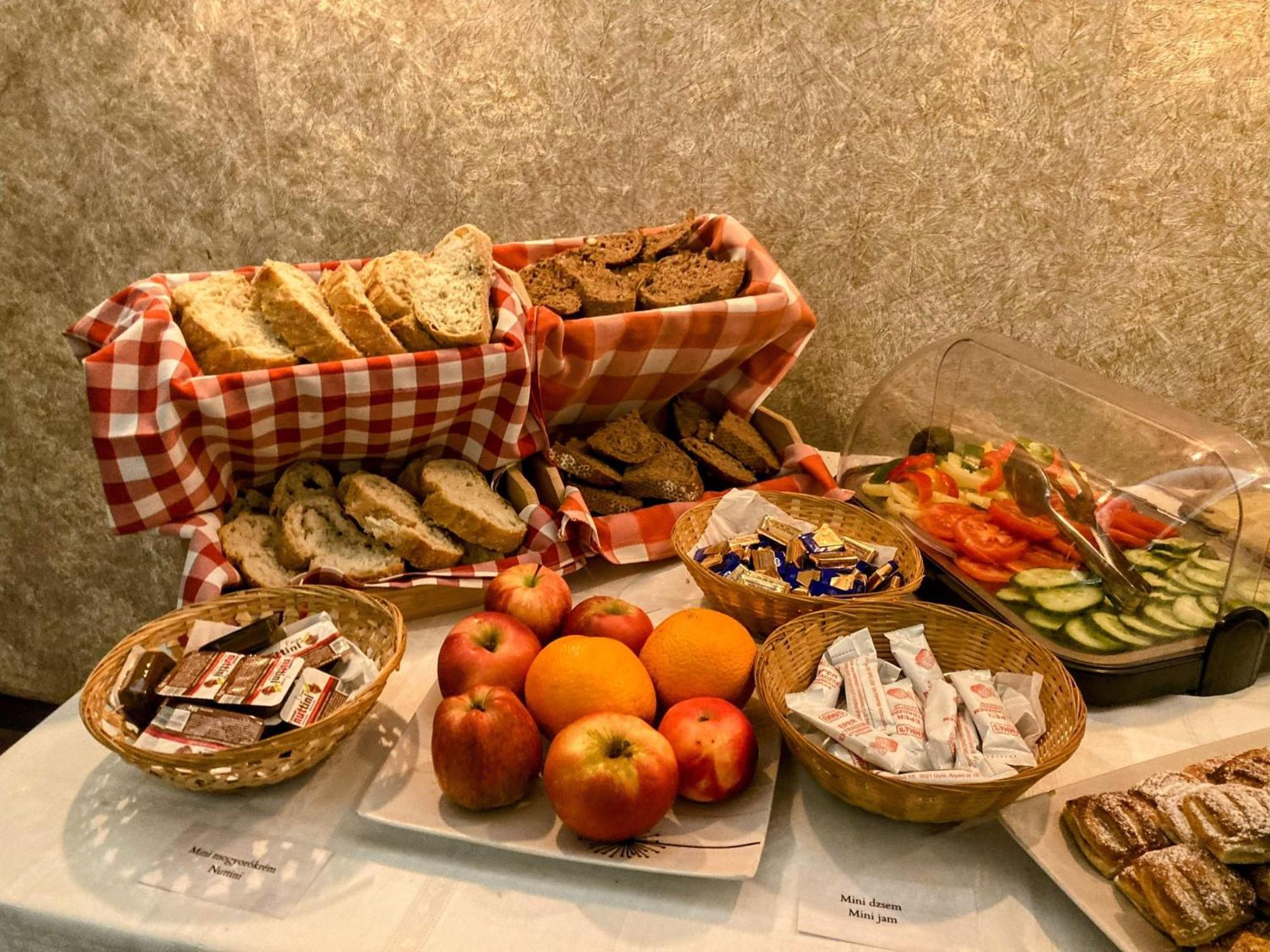 Oereg-To Hotel Es Rendezvenyter Тата Экстерьер фото