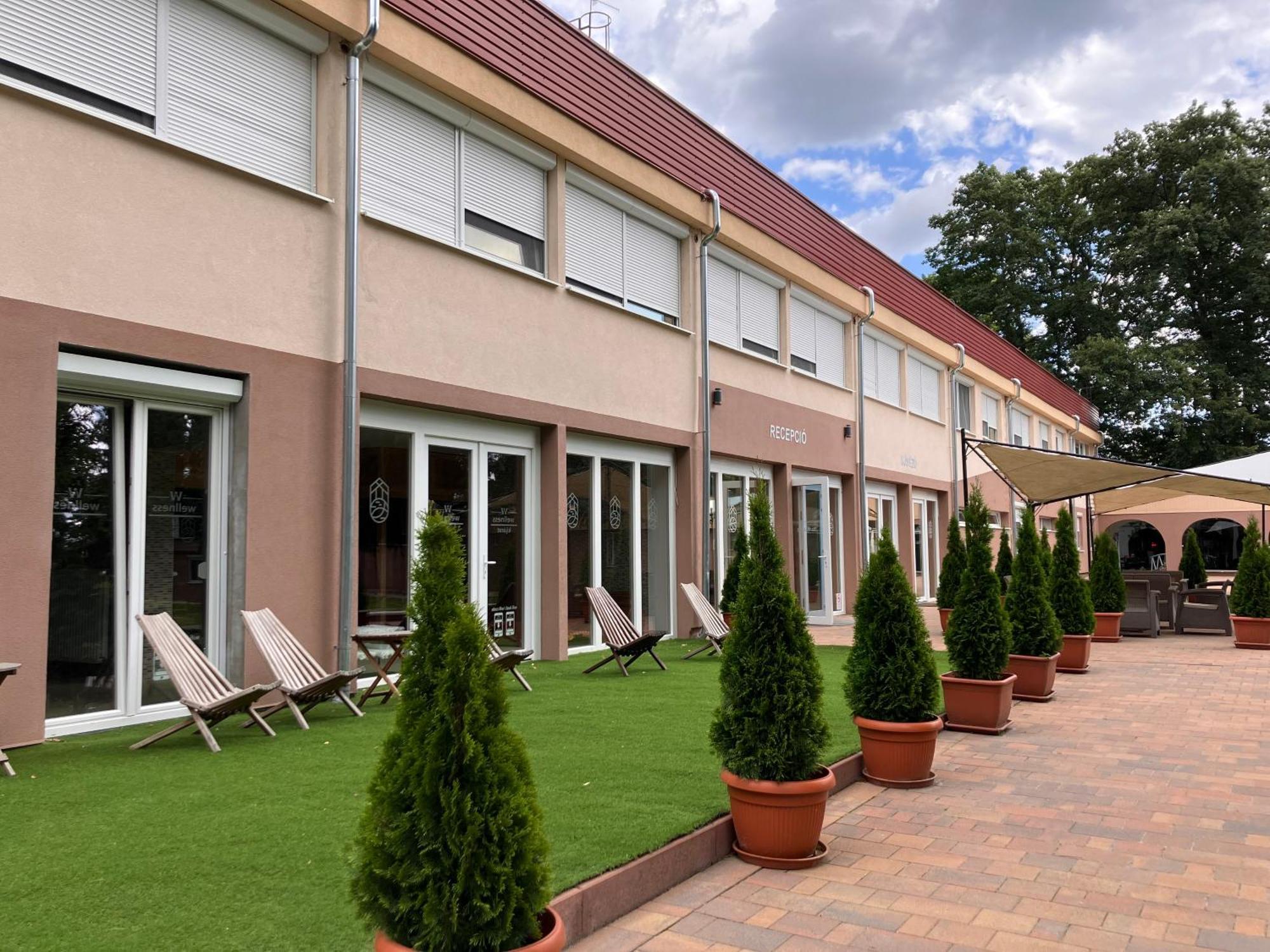 Oereg-To Hotel Es Rendezvenyter Тата Экстерьер фото